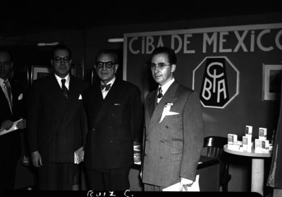 Adolfo Ruiz Cortines y funcionarios en las oficinas de la compañía CIBA de México