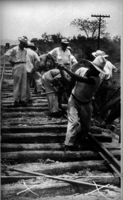 Trabajadores en el tendido de fías férreas