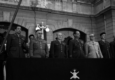 Gilberto R. Limón presidiendo una ceremonia militar en el Colegio Militar