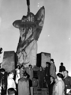 Miguel Alemán Valdés y otras personas junto al monumento a la Patría