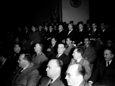 Público de funcionarios y militares durante el 2° aniversario de alfabetización