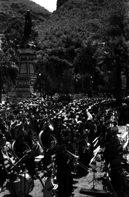 Homenaje al monumento de Don Miguel Hidalgo y Costilla