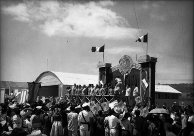 Miguel Alemán Valdés y funcionarios en el aeropuerto de Tepic