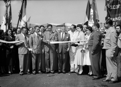 Miguel Alemán Valdés acompañado por funcionarios y civiles durante una inauguración