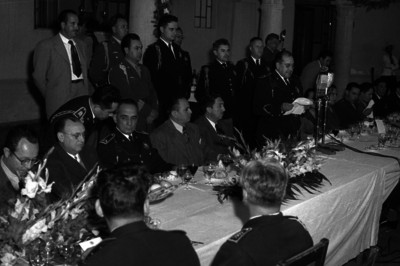 Othón Lobato, dirigiendo unas palabras ante Miguel Alemán durante un banquete