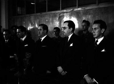 Manuel Ávila Camacho en compañía de funcionarios en la ceremonia de aniversario de la expropiación petrolera