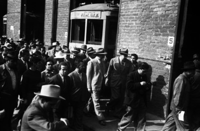 Miguel Alemán Valdés y funcionarios visitando el Taller de Indianilla