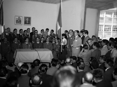Miguel Alemán Valdés, Manuel Gual Vidal y funcionarios presidiendo la inauguración de una escuela