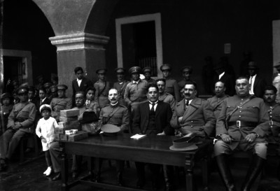 Plutarco Elías Calles y Pablo Macías Valenzuela junto a militares durante evento cívico