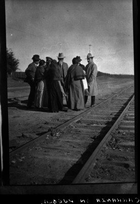 Venustiano Carranza platica con unas mujeres