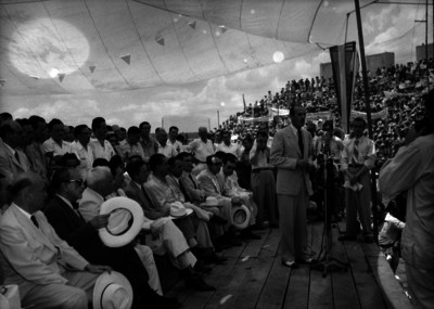 Adolfo Orive de Alba pronuncia un discurso en el Estadio de Culiacán, en la presencia de Miguel Alemán y Enrique Pérez