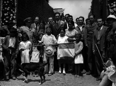 Miguel Alemán con gente humilde, retrato de grupo