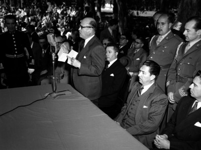 Nazario Ortiz Garza leé un documento en la ceremonia de inauguración de cursos en Chapingo