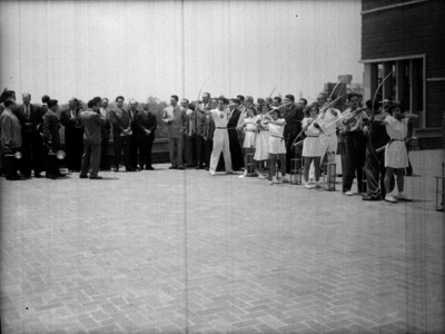 Miguel Alemán Valdés y comitiva observando las demostraciones de tiro al balanco en el deportivo Chapultepec