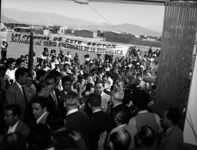 Miguel Alemán Valdés y comitiva visitando un escuela
