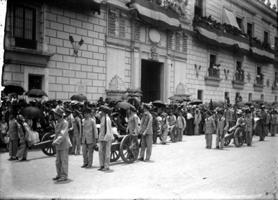 Niños transportan artillería durante desfile frente a Palacio Nacional