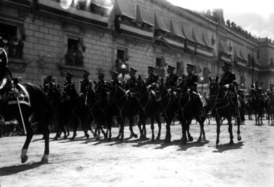 Militares a caballo desfilan frente a Palacio Nacional