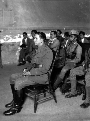 Teniente custodiado por militares durante juicio en el Tribunal Superior de Justicia
