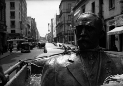 Estatua de Francisco I Madero transportada por una calle