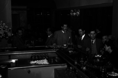 Gente convive en un bar