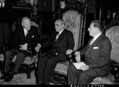 Adolfo Ruiz Cortines con Luis Padilla Nervo y un diplomático en Palacio Nacional