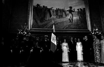 Gustavo Díaz Ordaz portando la Bandera Nacional para la ceremonia del grito de la Independencia en Palacio Nacional