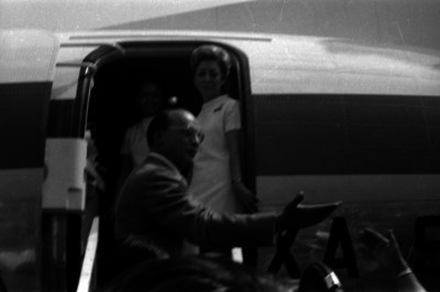 Luis Echeverría Alvarez saludando a la gente, antes de subir a un avión