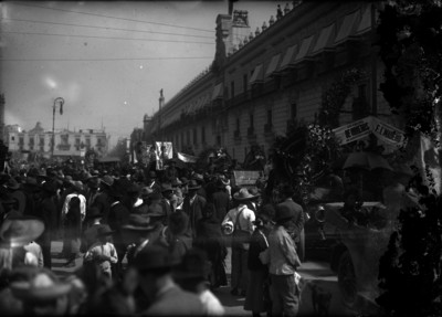 Manifestación por la muerte de Francisco I. Madero en la Plaza de la Constitución