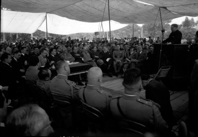 José Aguilar y Maya pronunciando un discurso durante un homenaje a Alvaro Obregón