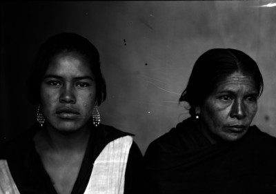 Pareja de mujeres detenidas, retrato