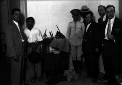 Policías y miembros del Ministerio Público con un detenido, retrato de grupo