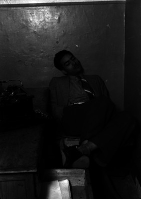 Empleado del ministerio público duerme junto a un escritorio