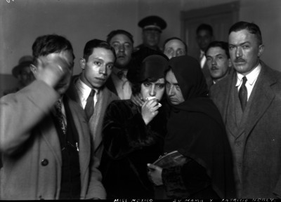 María Teresa de Landa con su mamá y otras personas