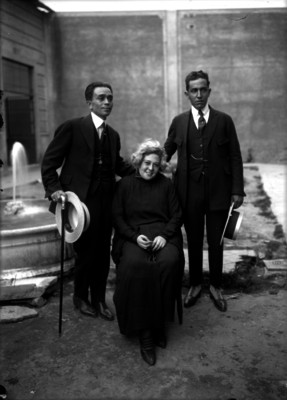 Alicia Olvera con dos hombres, retrato