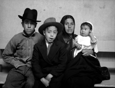 Mujer de rebozo y niños, retrato de grupo
