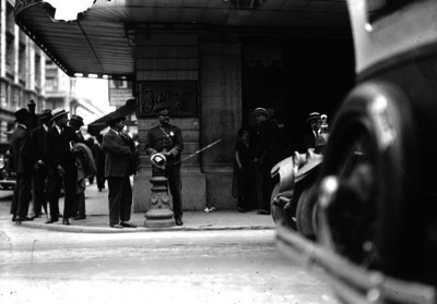 Prostituta y un hombre en el quicio de una puerta