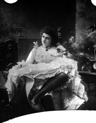 Prostituta sentada en una silla, retrato