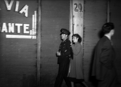 Polícia con una prostituta en una calle