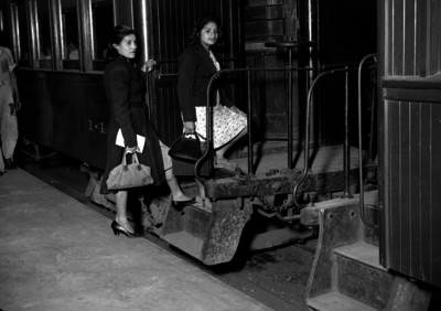 Prostitutas abordando un ferrocarril
