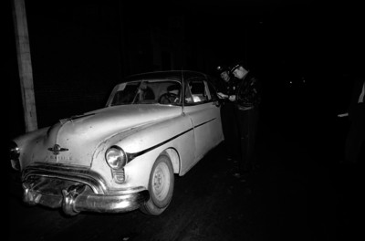 Agentes de tránsito levantando una infracción a un automóvilista