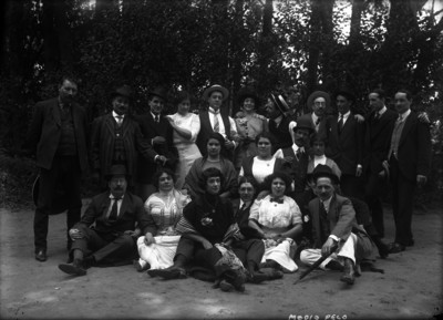 Hombres con prostitutas en Xochimilco, retrato de grupo