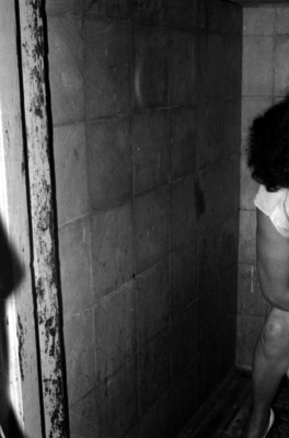 Prostituta desnuda en un baño