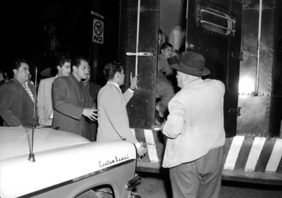 Judiciales subiendo a delincuentes en camionetas