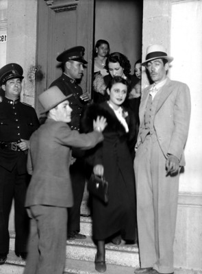 Prostitutas en una comandancia de polícia