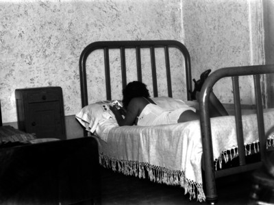 Mujer recostada en la cama