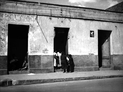 Prostitutas con adolecentes en una calle