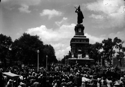 Gente durante una ceremonia al pie del monumento de Cuauhtémoc, en Paseo de la Reforma