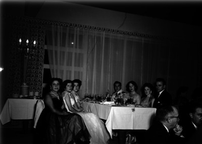 Asistentes a un banquete en un evento social
