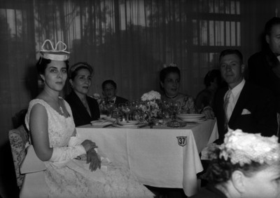 Ocupantes de la mesa 5 del Salón Piamonte, durante un banquete