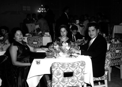 Personas en la mesa 84 del salón Piamonte durante una fiesta